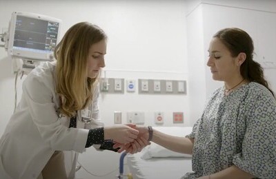 Кодирование Аквилонг в Перми Врач держит пациентку за руку