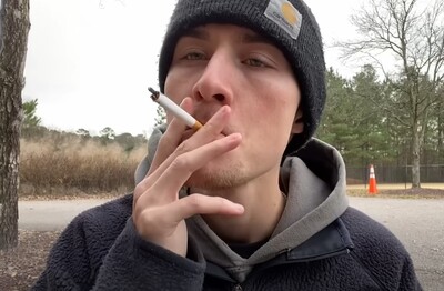 Лечение зависимости от табакокурения в Перми Мужчина с сигаретой делает затяжку