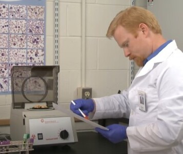 Клиника лечения наркозависимости в Перми Врач в кабинете клиники